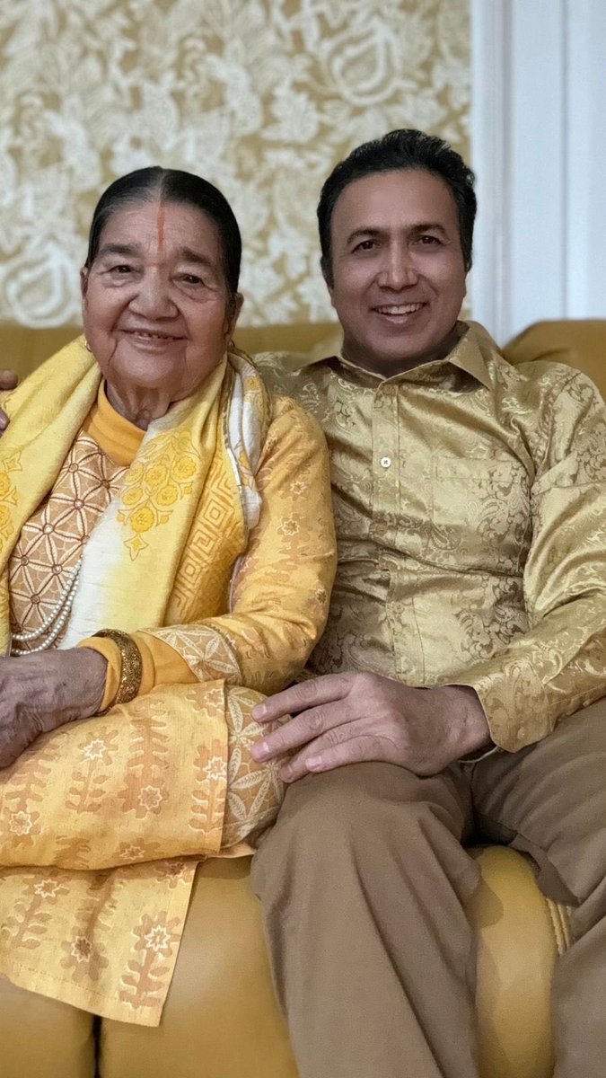 kumud999's tweet photo. Happy Nepalese festival Tihar everyone. Tihar celebration pictures 🙏 https://t.co/vFnjB1HNFl