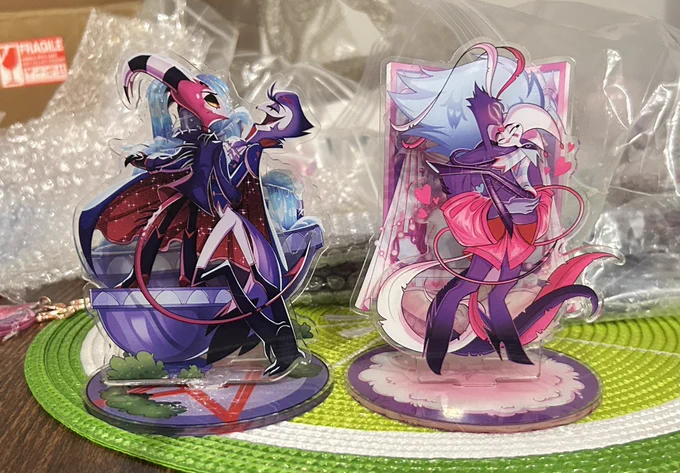 Hey all! Thanks for your 0rders of the keychains and pins! Both are in production and will be shipped out ASAP. Now I have the #Stolitz and #Fizzarozzie standees up for Pre0rder on k0-fi (link in bio) 