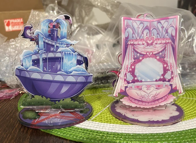 Hey all! Thanks for your 0rders of the keychains and pins! Both are in production and will be shipped out ASAP. Now I have the #Stolitz and #Fizzarozzie standees up for Pre0rder on k0-fi (link in bio) 
