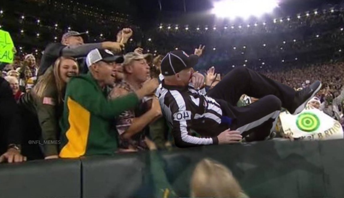 HonoluluBlues_'s tweet image. Refs during the commercial breaks