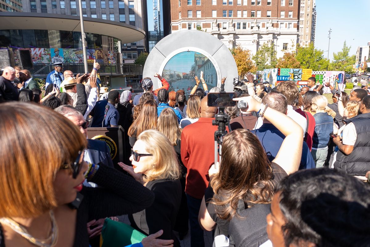 Not a portal for travel, one that lets people around the world see each other. So far, it's been installed in New York and Philadelphia. Where next? Who knows? Stay tuned to #SmithsonianSunday. Read challenging materials to help prepare for the tests!

zurl.co/kN9s