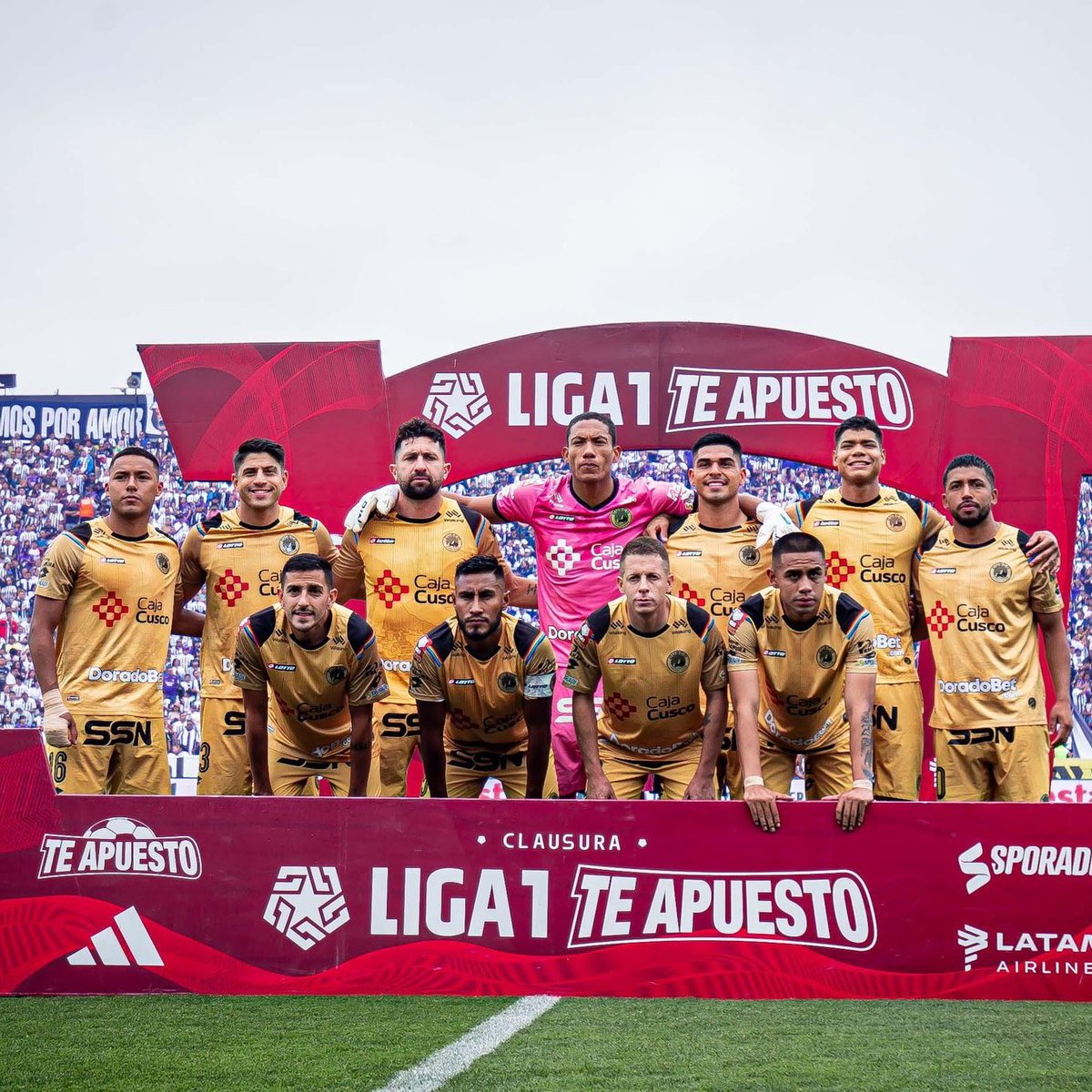 AxelVelazco_07's tweet photo. Aplausos para Los Chankas y Cusco FC.
Aguantaron toda una semana de criticas y prejuicios que trataron de manchar su profesionalismo y su ética deportiva.
Hoy ambos equipos estuvieron a la altura y dieron lucha hasta el final.
Pídanles perdón por sus suposiciones incorrectas. https://t.co/qZk6HYFqwe