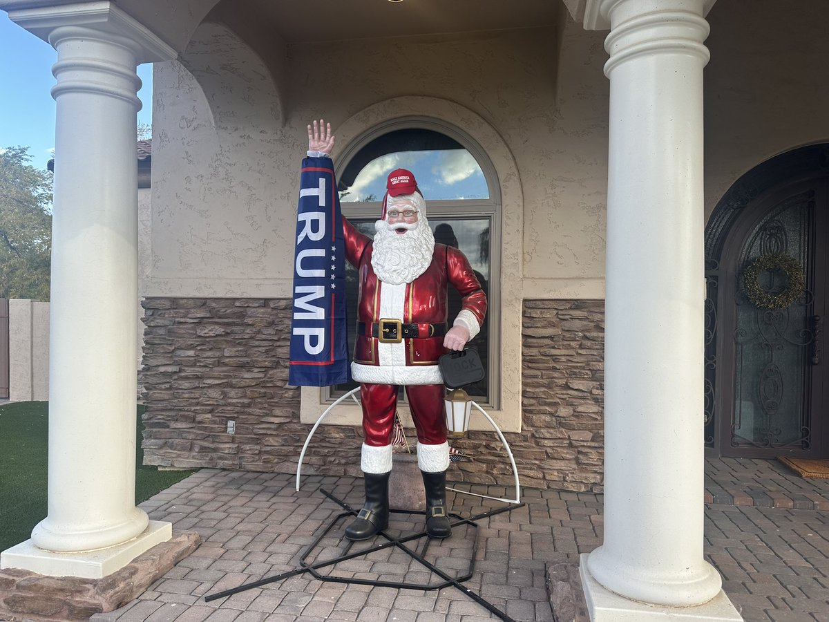 BrianJFranks's tweet photo. Ole Santa came out this year a month early and he's packing🤣🤣🤣🤣 https://t.co/pUaK1WtEq2