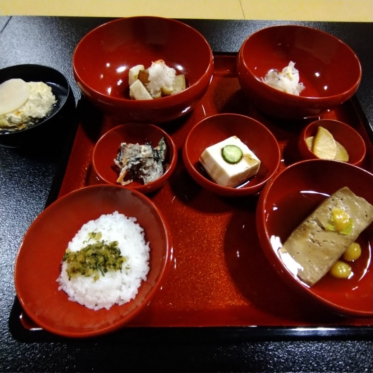 ichigocello's tweet photo. 関ヶ原にある妙應寺の
第一回こころの講座『精進料理と横笛の会』に行きました🚃
原先生の篠笛を聴いて、永平寺の名誉料理長三好さんの精進料理を食べて、特別な時間でした。
素敵な笛の音と心のこもったお料理で、心洗われ体が軽くなりました。
素敵な夜でした🌜
#篠笛 #妙應寺 #精進料理 https://t.co/m6tYHtYMKS