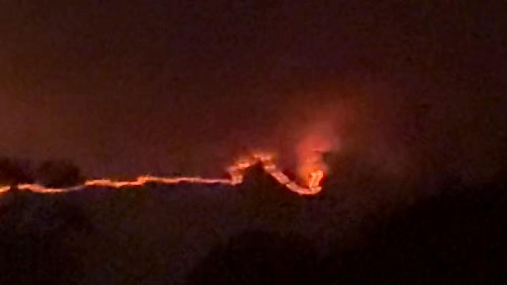 KristyTallman's tweet photo. WILDFIRE UPDATE 🔥 PENNSYLVANIA ⚠️ Firefighters Battle Lehigh Fire on Blue Mountain, Pennsylvania

Fire crews continue working to contain a major wildfire on Blue Mountain in Lehigh Township, Pennsylvania. Helicopters and heavy equipment are being used, and local residents are providing support with supplies. Authorities advise keeping clear of the area.

#LehighFire #BlueMountainFire #PennsylvaniaWildfire #Firefighters #CommunitySupport #EmergencyResponse #StaySafe #WildfireUpdate #LehighTownship #PAFire