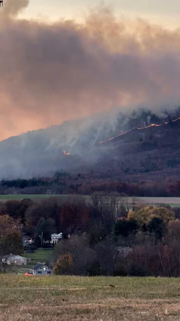 KristyTallman's tweet photo. WILDFIRE UPDATE 🔥 PENNSYLVANIA ⚠️ Firefighters Battle Lehigh Fire on Blue Mountain, Pennsylvania

Fire crews continue working to contain a major wildfire on Blue Mountain in Lehigh Township, Pennsylvania. Helicopters and heavy equipment are being used, and local residents are providing support with supplies. Authorities advise keeping clear of the area.

#LehighFire #BlueMountainFire #PennsylvaniaWildfire #Firefighters #CommunitySupport #EmergencyResponse #StaySafe #WildfireUpdate #LehighTownship #PAFire