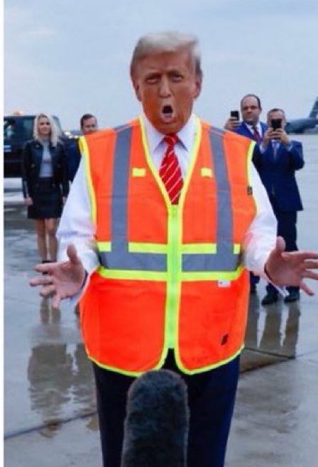 smilingoutloud2's tweet photo. @hakeemjeffries @VinceNatale Weโre taking out the trash on November 5th. #BJTrump https://t.co/kcylWZXgmm