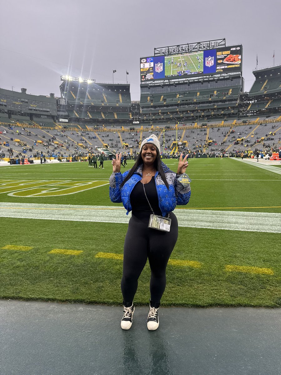 thefootballbae's tweet photo. Say Cheese 🦁🧀 #footballbae
#DETvsGB #onepride @Lions https://t.co/vMkBxpBeey