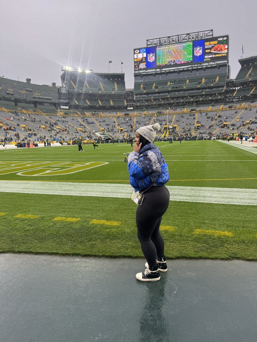 thefootballbae's tweet photo. Say Cheese 🦁🧀 #footballbae
#DETvsGB #onepride @Lions https://t.co/vMkBxpBeey