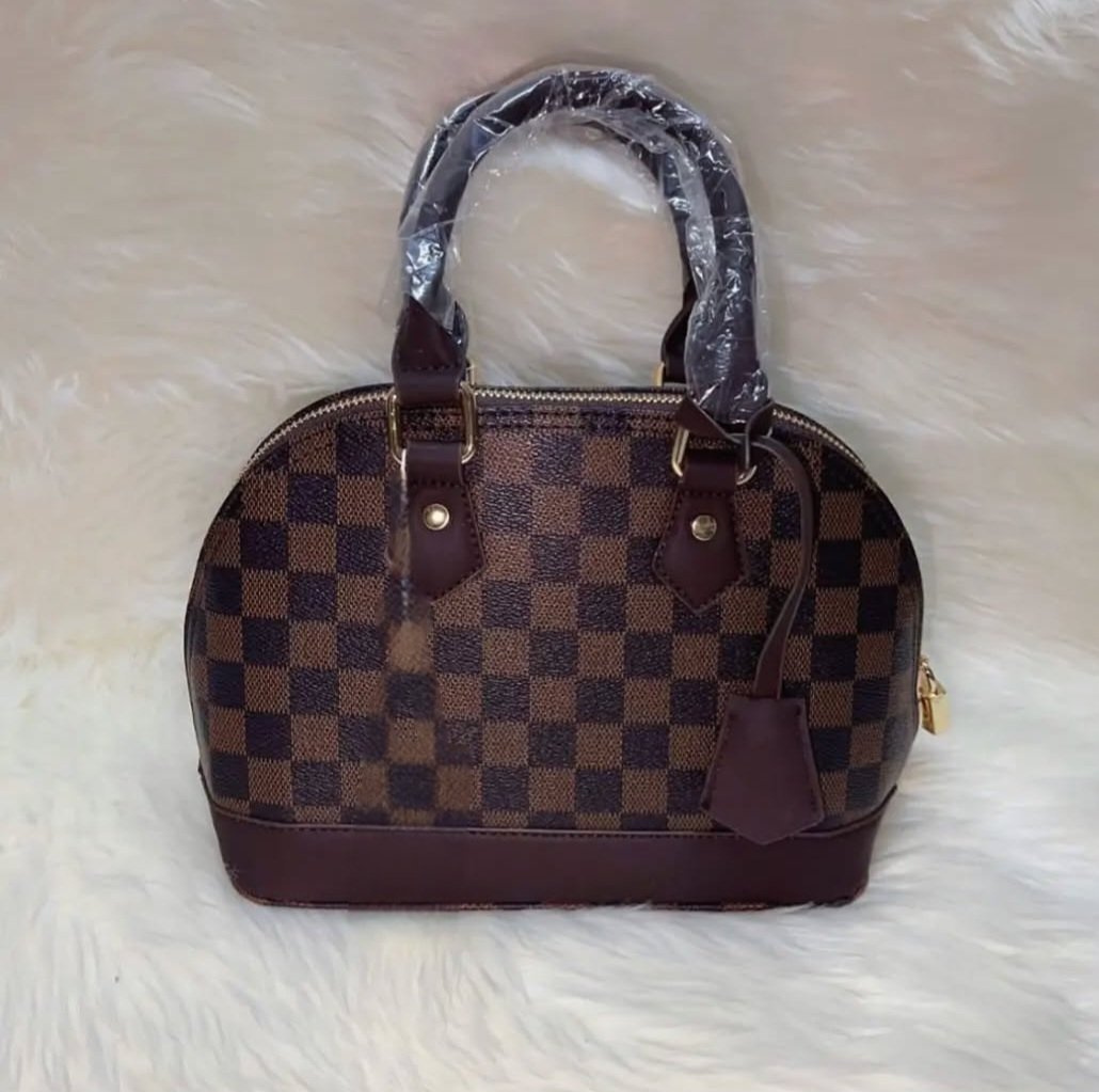 TheCarinoBags's tweet image. LEATHER BAG RELATIONSHIP 
GOALS
Your leather bag is like your partner:
- It gets better with age
- It's always by your side
- It makes you look good
Treat your leather bag right, and it'll love you back
Carino Bags...
Crafted with Love
Carried with Confidence 
#HandmadeBag