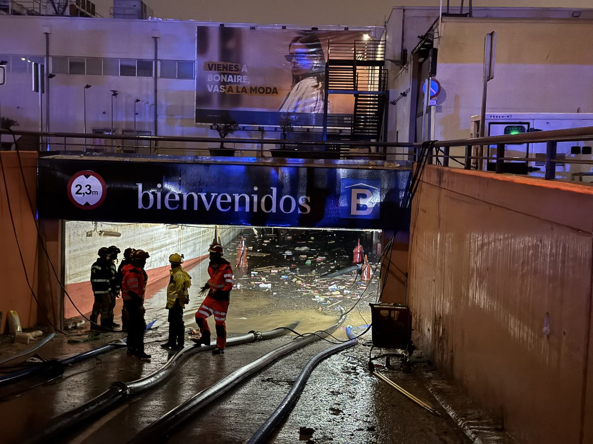 En estos momentos nuestra gente  de Valencia necesita cariño y empatia...y apoyo...y noticias de esperanza....acabo de  llegar del Centro Comercial de Bonaire en Aldaya <a href="/WCKitchen/">World Central Kitchen</a> hemos donado un equipo muy potente a la <a href="/UMEgob/">UME</a> para ayudar al bombeo en el que ya estaban