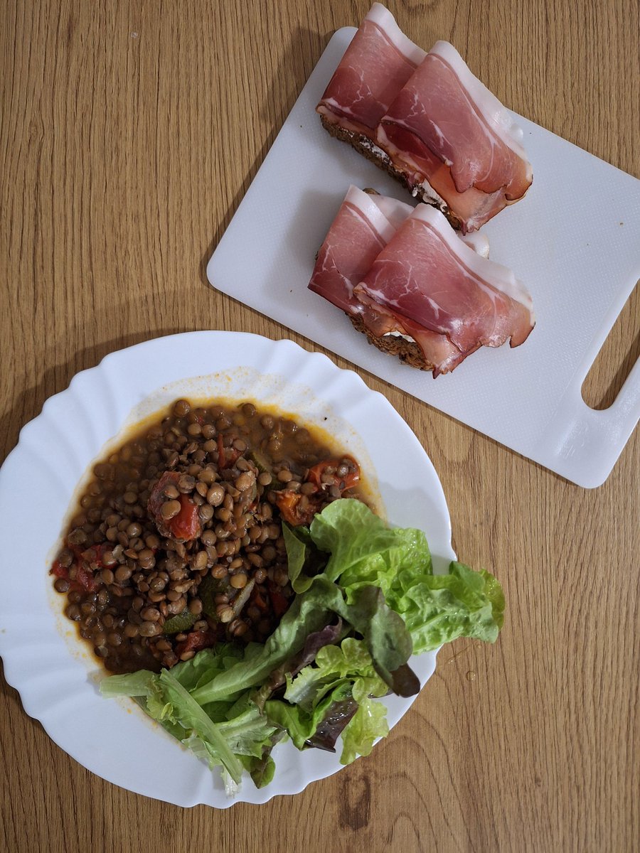 PaulAndJet's tweet image. #ЕдимДома 
На ужин чечевица тушёная с овощами и тосты с творогом и пршутом