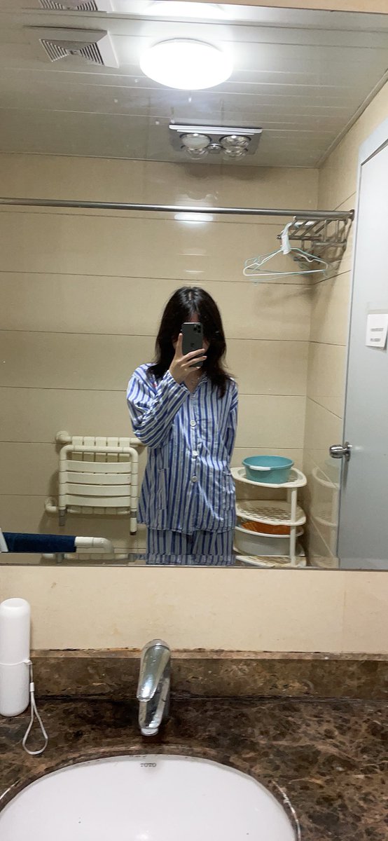 在411住下了
昨天办理了入院手续
几个小可爱主动帮我撕纱布
虽然是第一次见面，谢谢夜夜送的水果和陪伴
安顿好住院生活，今天是各种检查