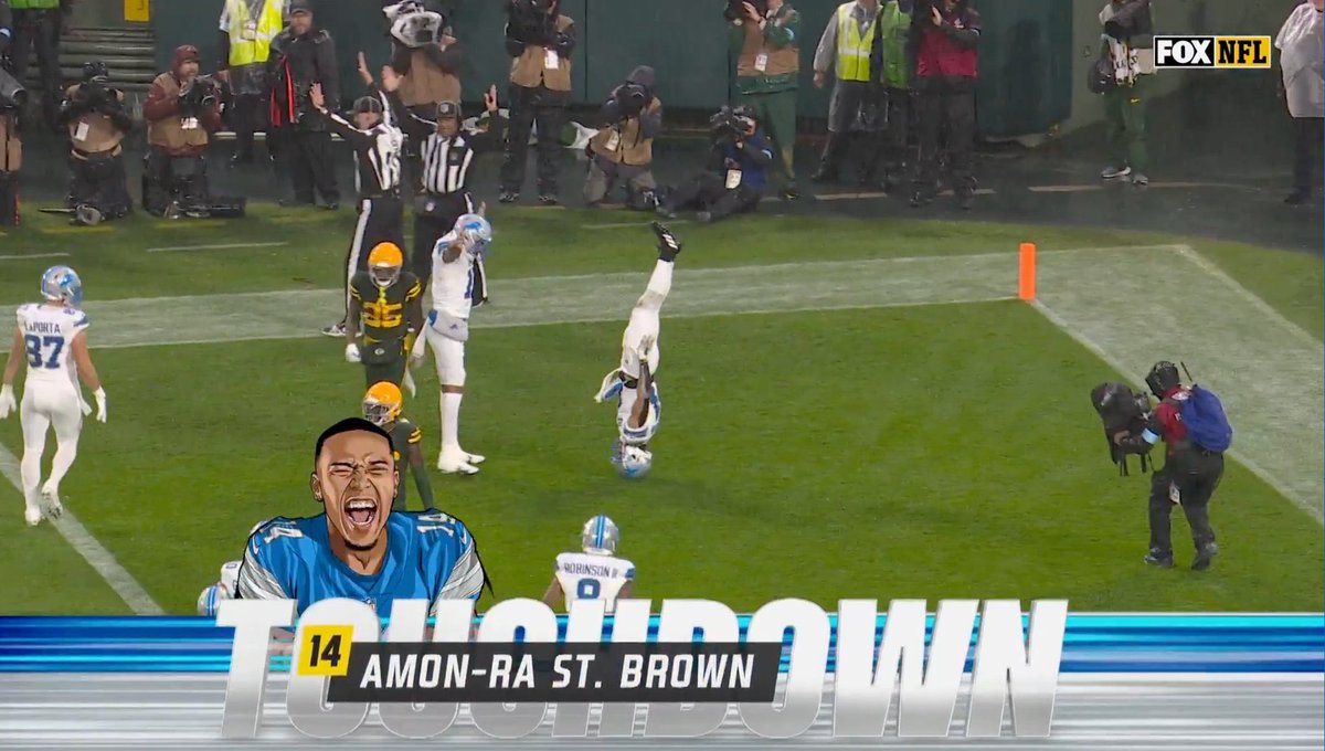 FSUmollz's tweet image. My mom: *at home praying for my safety*

Me in the middle of the street at 3am: