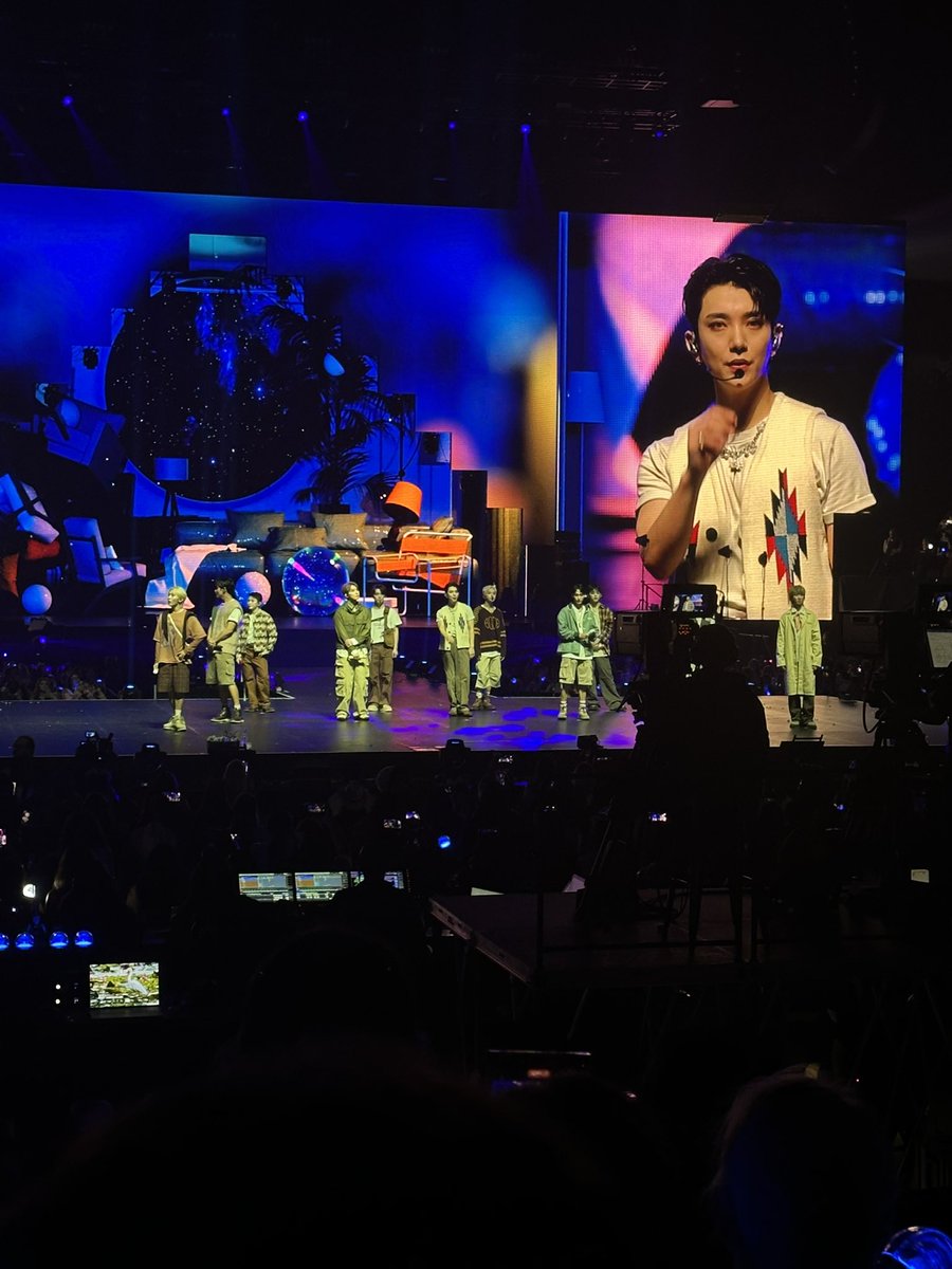 narcienarcnarc's tweet photo. Guys I never shared this but I WAS SO CLOSE TO THE STAGE THIS TIME I WAS ON THE FIRST LIKE FLOOR AREA (not floor tho but I wish) AND MAN
Seeing Seventeen changed how my week went tbh 
Went to being yelled at by a grown man to yelling for grown men lol https://t.co/q9fs8Cq9N8