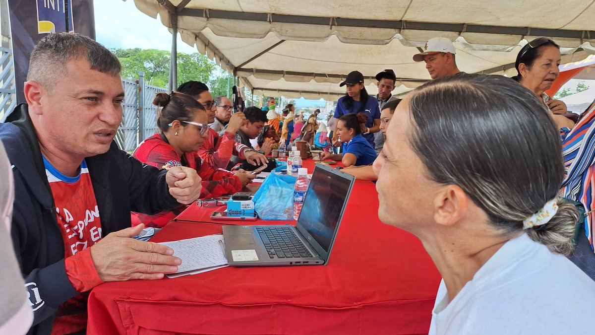 LuisJonasReyes's tweet photo. Hemos iniciado con un conjunto de jornadas integrales que estaremos realizando de la siguiente manera: todos los jueves, estaremos en una comunidad de nuestro Municipio #Iribarren. Los días viernes estaremos desplegados en el paseo el papagayo-centro histórico de la ciudad y los días sábado nos ubicarán en la Av Venezuela con calle 30. Podrán adquirir víveres y proteínas a precios más económicas, el combo “hallaquero”, renovación de la licencia de conducir, escaneo del carnet de la patria y comprar productos a nuestros emprendedores. Los esperamos!