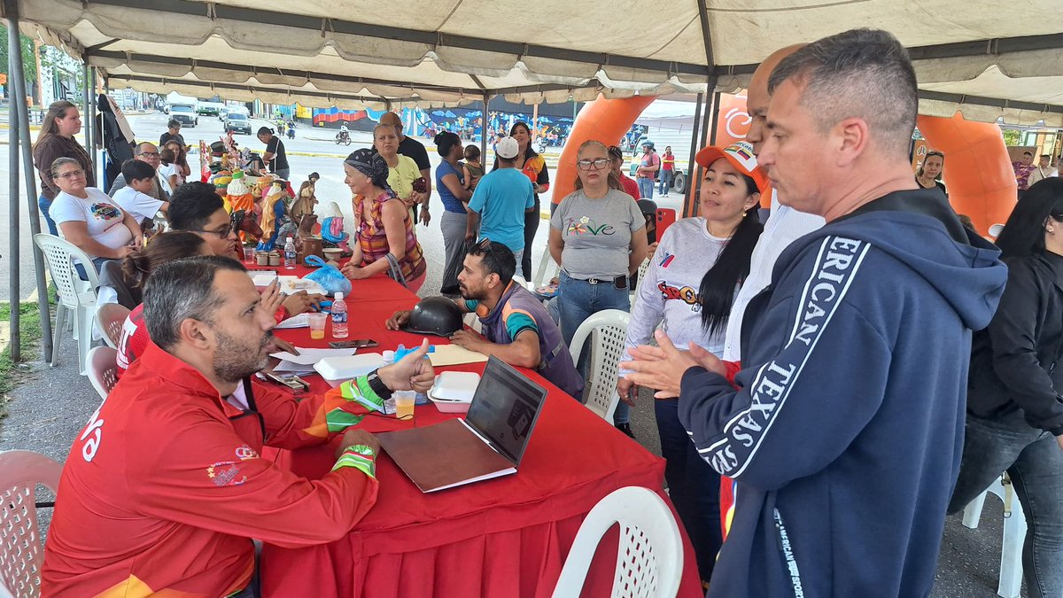 LuisJonasReyes's tweet photo. Hemos iniciado con un conjunto de jornadas integrales que estaremos realizando de la siguiente manera: todos los jueves, estaremos en una comunidad de nuestro Municipio #Iribarren. Los días viernes estaremos desplegados en el paseo el papagayo-centro histórico de la ciudad y los días sábado nos ubicarán en la Av Venezuela con calle 30. Podrán adquirir víveres y proteínas a precios más económicas, el combo “hallaquero”, renovación de la licencia de conducir, escaneo del carnet de la patria y comprar productos a nuestros emprendedores. Los esperamos!