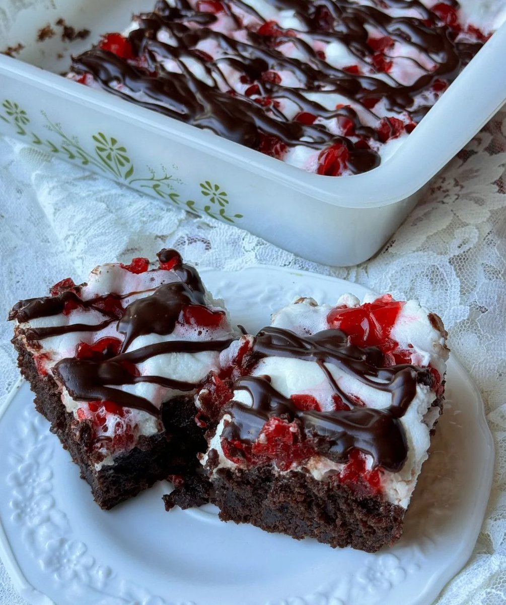 Recipe➡️ thesouthernladycooks.com/chocolate-cove…
These chocolate covered cherry brownies are so easy to make and so delicious.  They are the perfect dessert and a treat for any gathering or the Thanksgiving and Christmas holidays. #chocolate #dessert