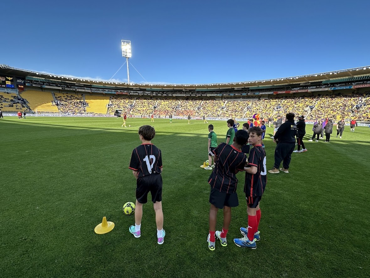 EntelarGroupNZ's tweet photo. A big congratulations to Petone Football Club for winning the Phoenix - Entelar Club &amp; Oppo Club Challenge on Saturday! The team were so fast! It was awesome to see the crowd give them a standing ovation as they took their seats.  More footage coming shortly! #PetoneFC #PhoenixFC https://t.co/WCfTXX5B9k