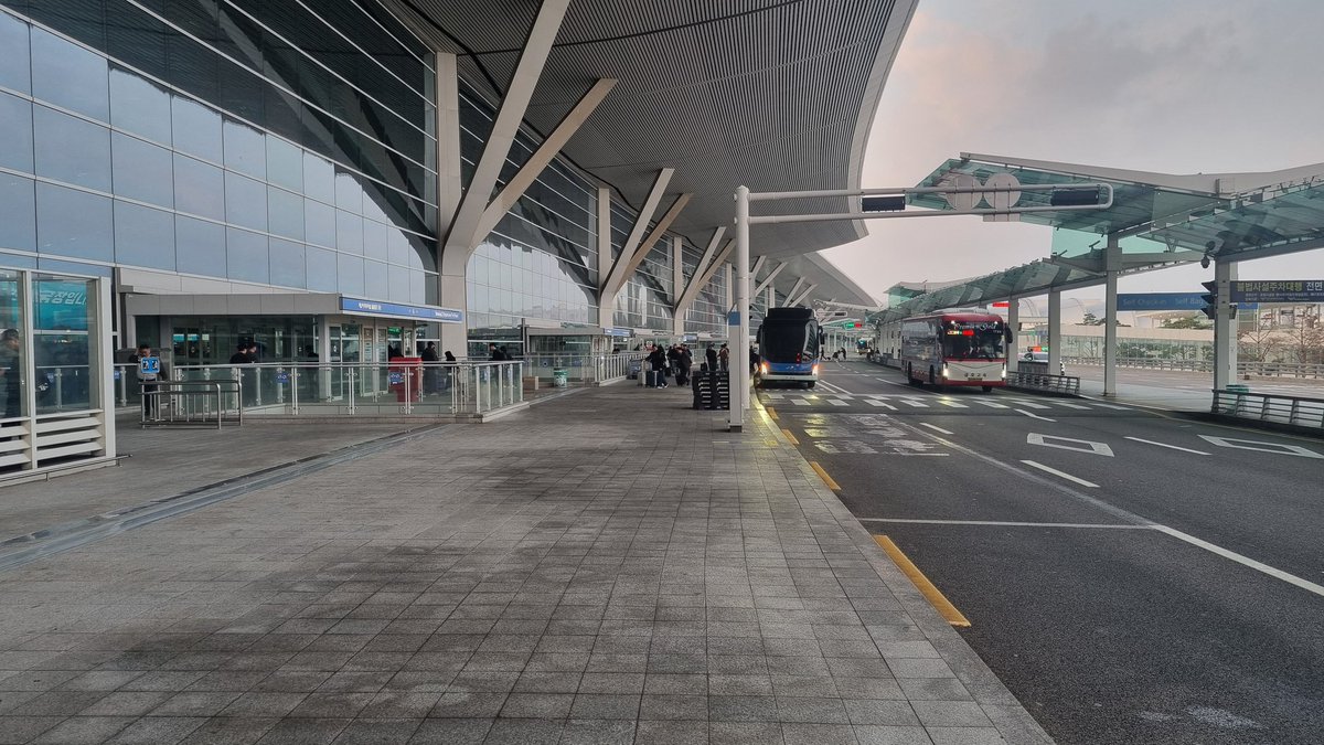 #여행은못가도기분만이라도 
인천공항 2터미널 
1층 입국장.적당히 붐빔
3층 출국장.다소 붐빔
2024.11.04 오전7시41분