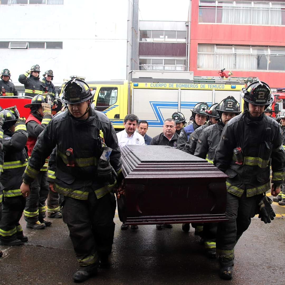 BomberosdeChile's tweet photo. 𝗠𝗔𝗥𝗧𝗜𝗥 | Imágenes de la salida del SML y llegada a la Segunda Compañía de Temuco del Bombero Mártir, Javier Jara Saravia (Q.E.P.D.). https://t.co/HpVNeGZwLw