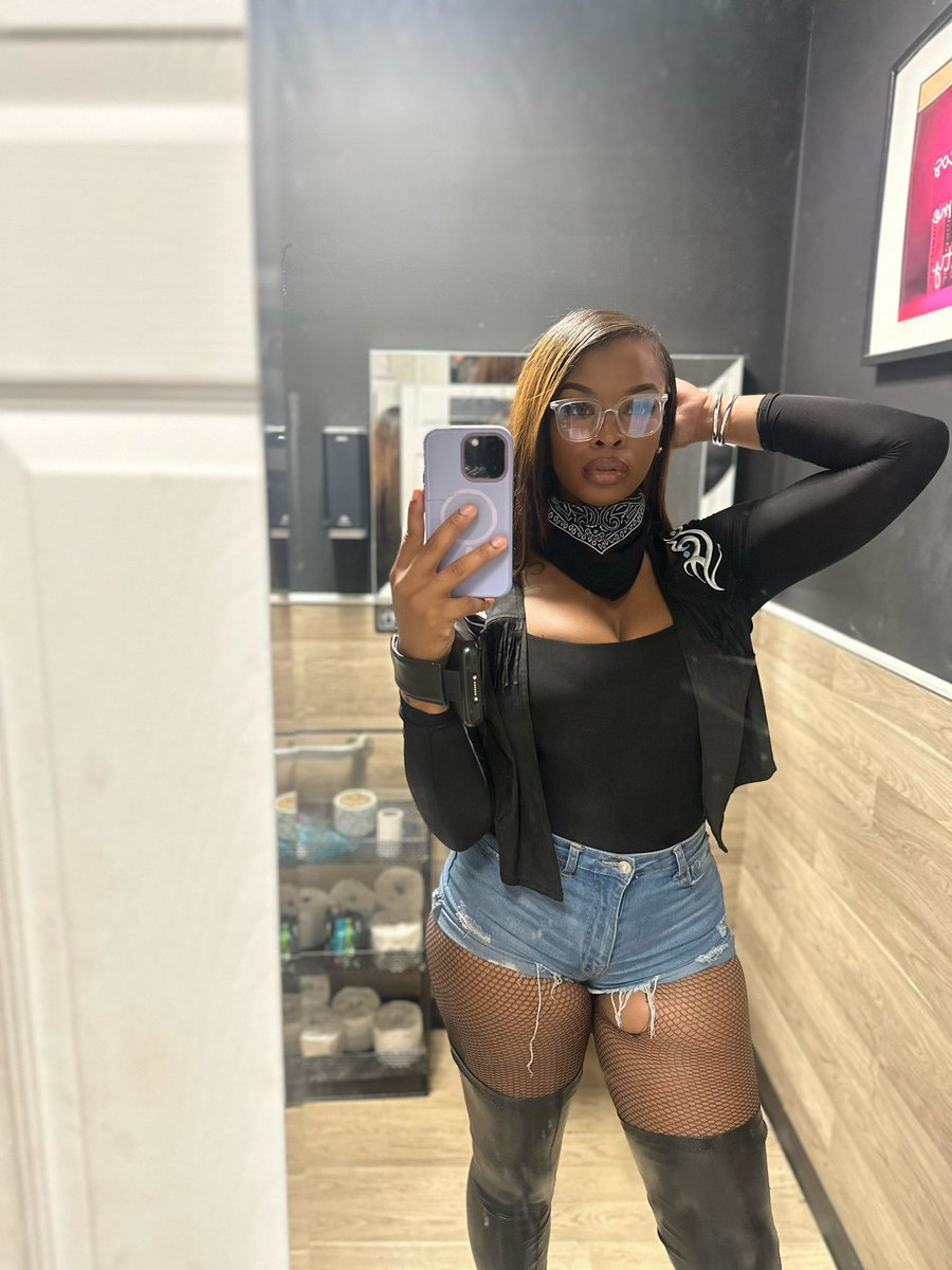 Tylia24's tweet photo. Young Fine Shit😈 https://t.co/4AD7vrZBiN
