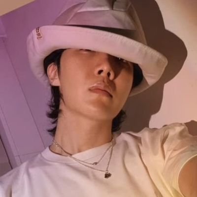 himynameisvee95's tweet photo. I vote for #JHOPE for the #MAMA2024VOTE 💜 https://t.co/osXmzxJP3V