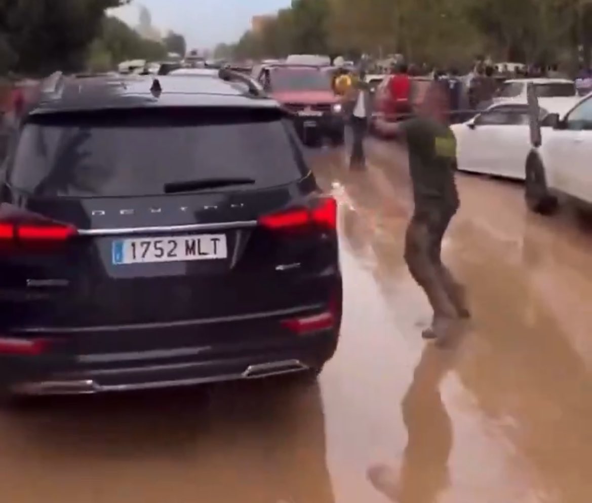 SrLiberal's tweet photo. El supuesto ataque a Sánchez es un hombre que recogía barro y golpeó con su escoba un coche con matrícula 1752 MLT.

El coche en el que iba Pedro Sánchez es matrícula 1754 MLT.

¿Nos toman por idiotas? ¿Lo rompieron ellos mismos? Lo que está claro es que hicieron una parada para poner el cartón y la cinta.