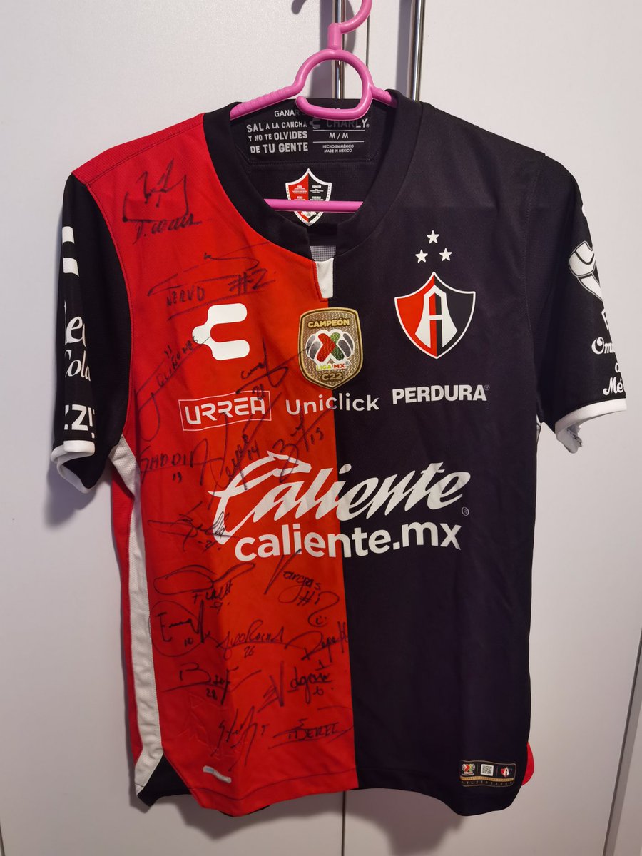alonso_g17s's tweet photo. Buenas tardes twitter Atlas!
Cómo ya saben he venido haciendo rifas para mi tratamiento #Trikafta para la Fibrosis Quística. (es mensual y cuesta 25 mil dólares mensuales)
Me donaron esta preciosa playera firmada por Quiñones, Furch, Cocca, etc... https://t.co/uMQXzYcdHz