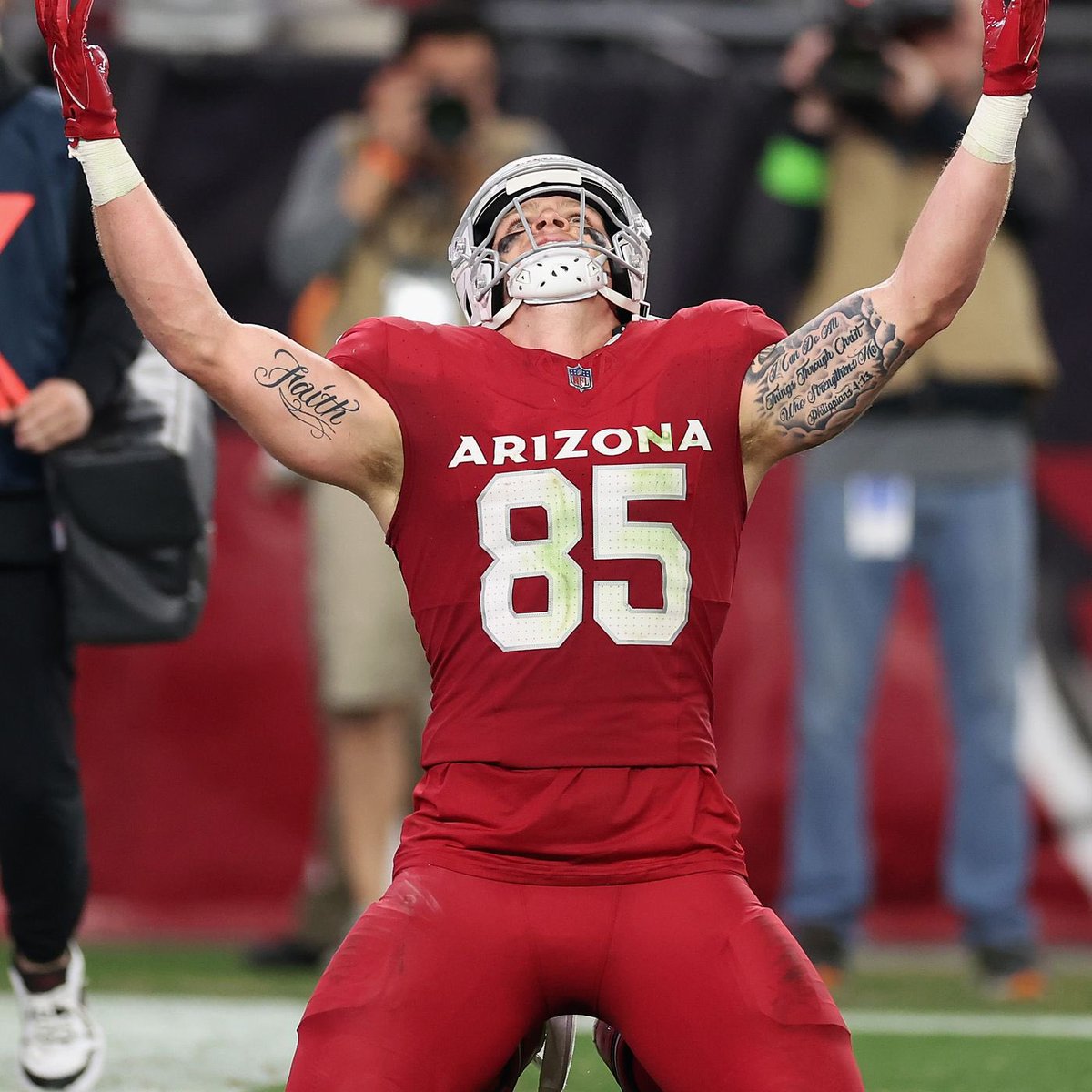 TheAZsportsfan1's tweet photo. Trey McBride is the best TE we have seen in an Arizona Cardinals uniform, and it’s not close! 😈 #BirdGang https://t.co/q12qJIkRm4