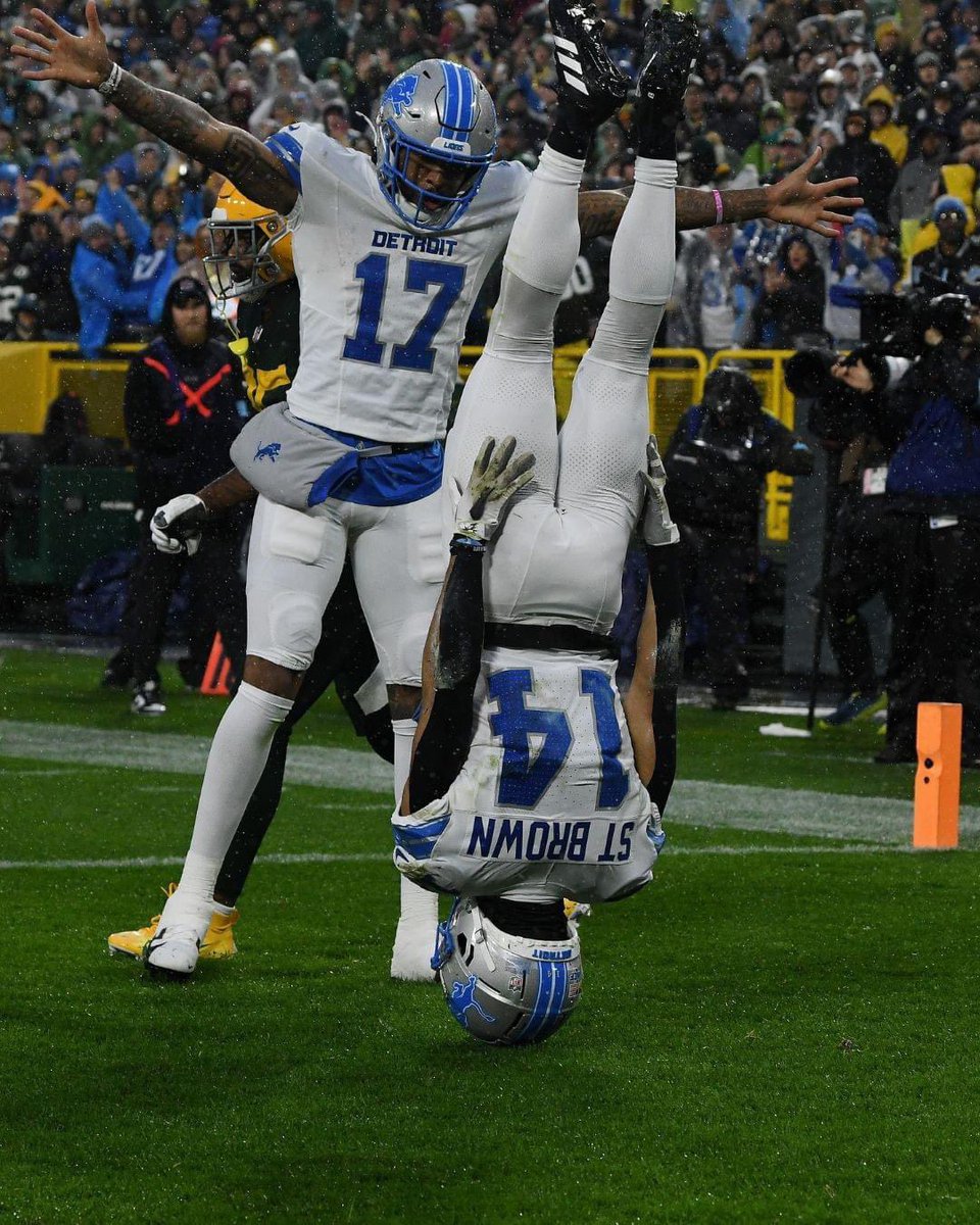 This photo!! 🏈

Amazing shot by <a href="/MearsDaniel/">Daniel Mears</a> 👏👏

<a href="/detroitnews/">The Detroit News</a> #DetroitLions