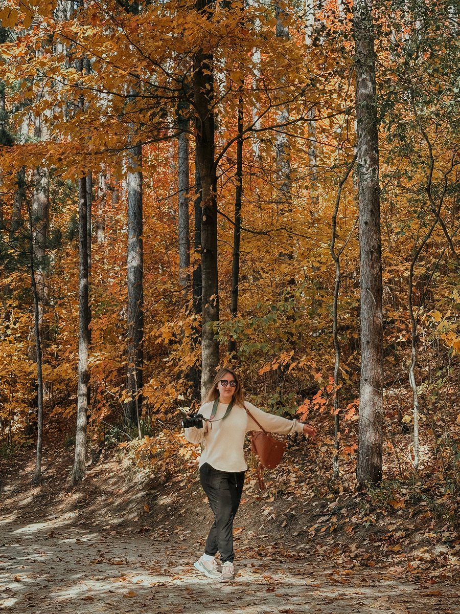 katetrysh's tweet photo. 🍂 Autumn + golden hour = pure magic  🍁 Dancing with my camera after getting the most incredible shots 🤭 Fall vibes don’t get better than this! #photographerslife #Canada #AutumnVibes https://t.co/alx1HsJGC7