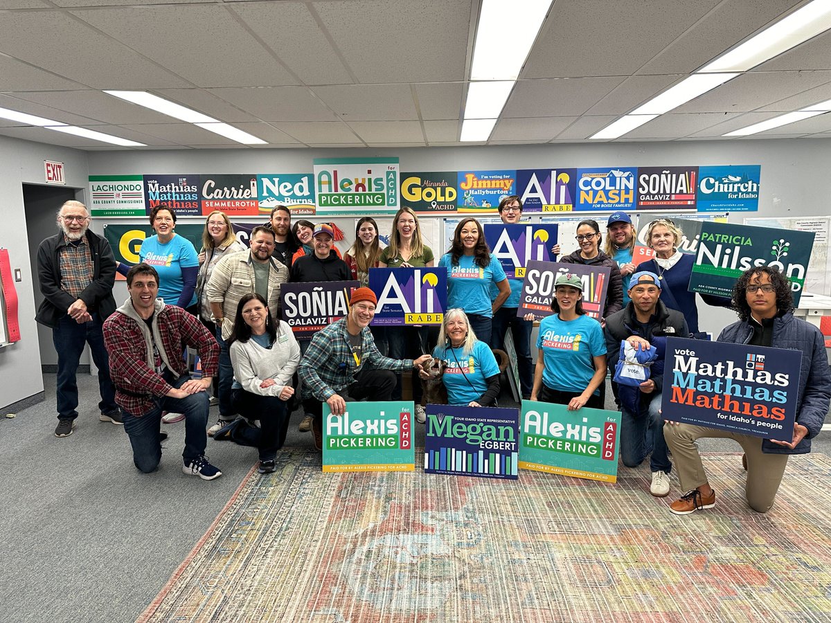 1709 Dem Precinct Captain Randy Morris has been out walking his neighborhood streets and talking to his neighbors to GOTV! If you live in the Crescent Rim neighborhood and see Randy, be sure to give him a wave!