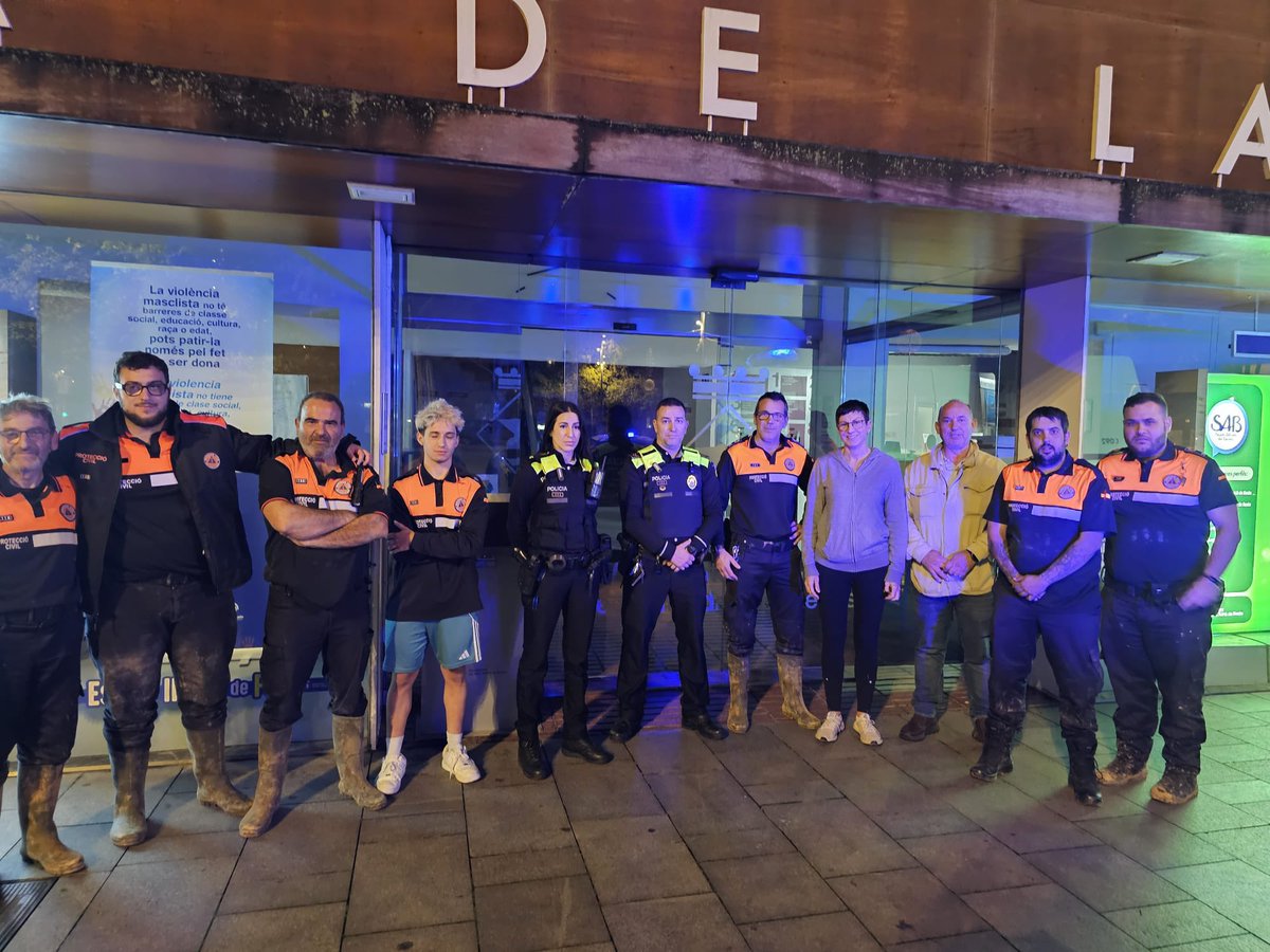 Agradecemos a la alcaldesa, regidores, voluntarios y amigos por acompañarnos esta noche en Sant Adrià de Besòs tras tres días de trabajo intenso por la tragedia en Valencia con la DANA. 🌧️🤝 #Paiporta <a href="/AjSantAdria/">Ajuntament SantAdrià</a>