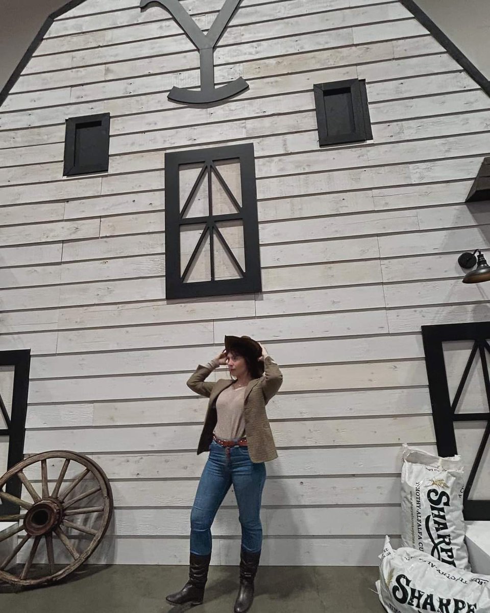 MoVernie's tweet image. Be sure to check out the #SideLaunchBullPenSaloon, with a Yellowstone Food Menu featuring various burgers, fries, wings &amp;amp; how about some Caesars sitting at #DuttonRanch?

A great way to celebrate the epic return of #Yellowstone on @ParamountPlusCA on November 10.

#BrandPartner