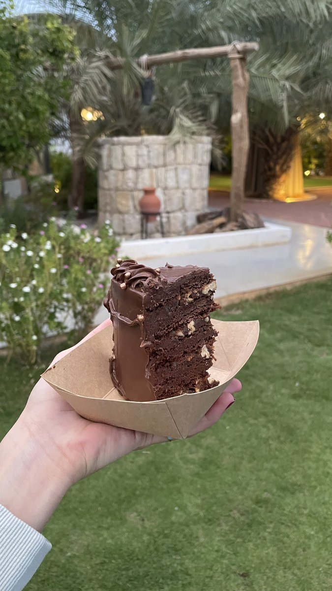 devsimor's tweet photo. كيكة العسل بالشوكولاته بحشوة البيكان وكراميل مملح 😋♥️ https://t.co/gh08mQoACv