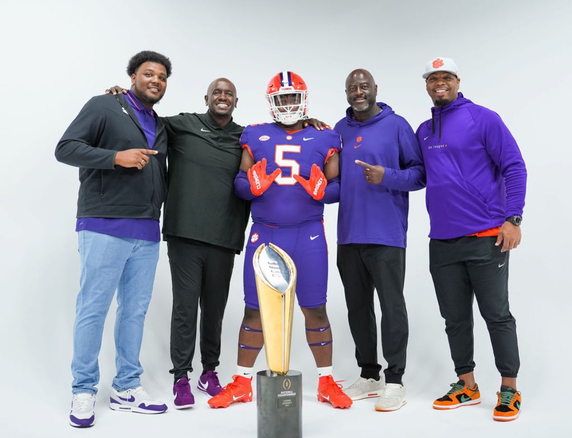 MakhiWilliamsLe's tweet image. Had an amazing time in Clemson This weekend #agtg @CoachEason1 @mobounce2dounce  @RivalsFriedman @On3Recruits @RecruitGeorgia @BigFaceSportss @ayeCoachG @wdboyd1 @CoachRumph @HaleMcGranahan @52RockJr @Clements_TJC