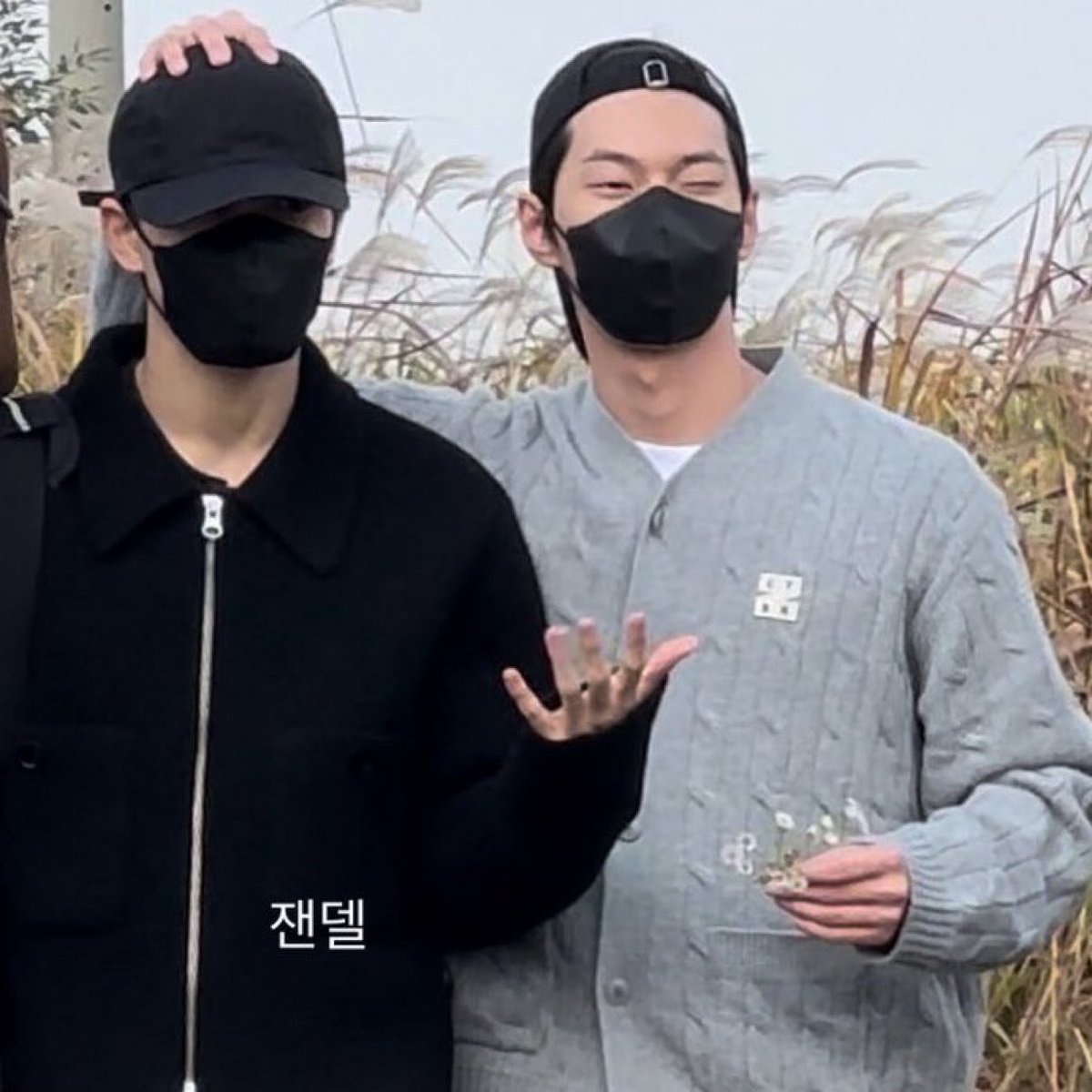 Poii_MinKey's tweet photo. หัวกลมๆของพี่โดยอง กับดอก Dandelions เพลงที่น้องบอกว่าเหมือนพี่โดยอง พี่โดยองก็ยังหามาจนได้ ล้านความหมายสุดๆ คนที่อยู่ด้วยกันมา 10 ปี จะไม่คิดถึงกันได้ไง 😭 https://t.co/OwChhqqilR