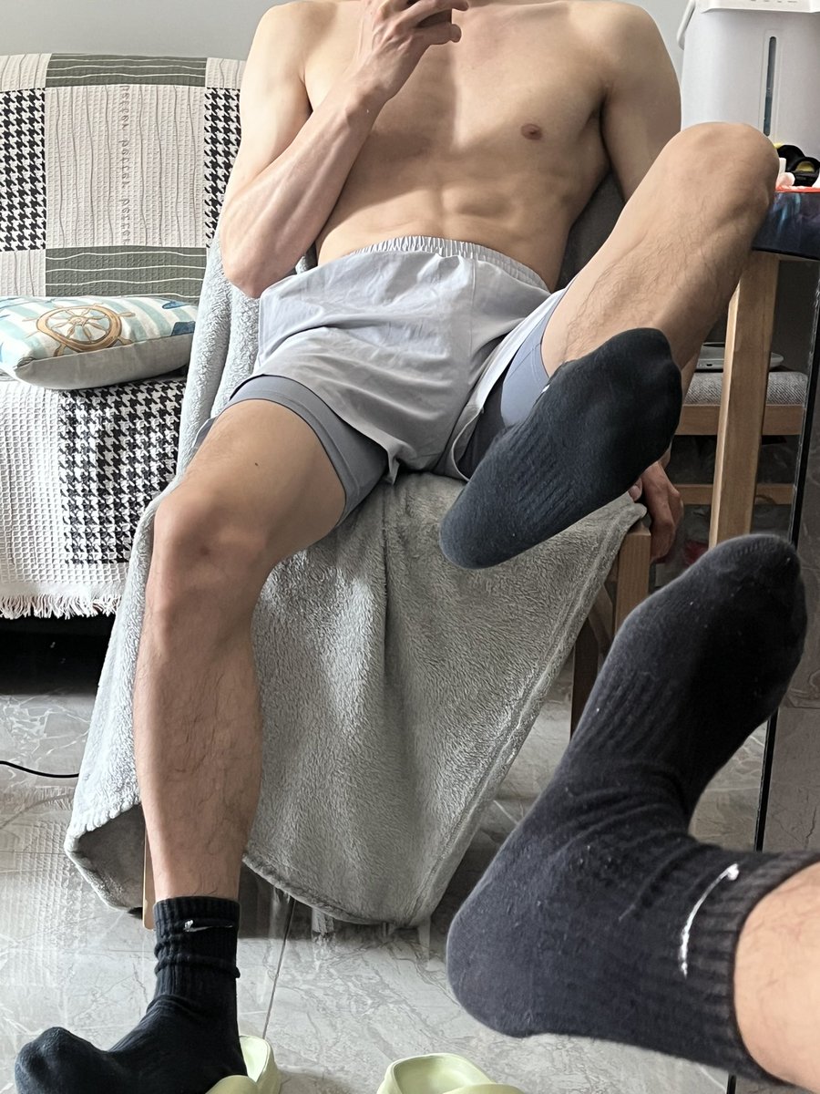 White piggy find me with your 🐽 and wallet opened. DM with tribute sent gets replied. 贡奴傻逼快来报道。 #cashmaster #ATM奴 #feetworship