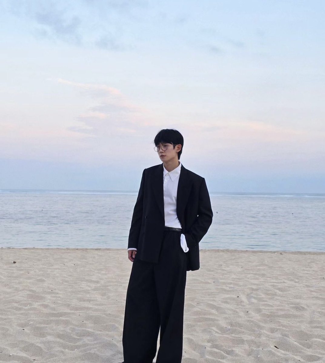 JxxxGo_7's tweet image. We finally have some photos of Haein in Bali, he seriously looks as sexy and handsome as ever. 

#JungHaeIn #HarperBazaar