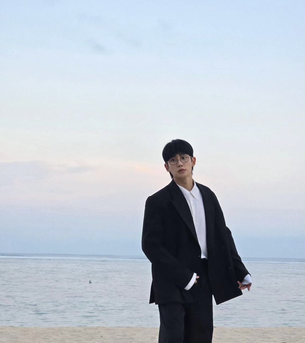 JxxxGo_7's tweet image. We finally have some photos of Haein in Bali, he seriously looks as sexy and handsome as ever. 

#JungHaeIn #HarperBazaar
