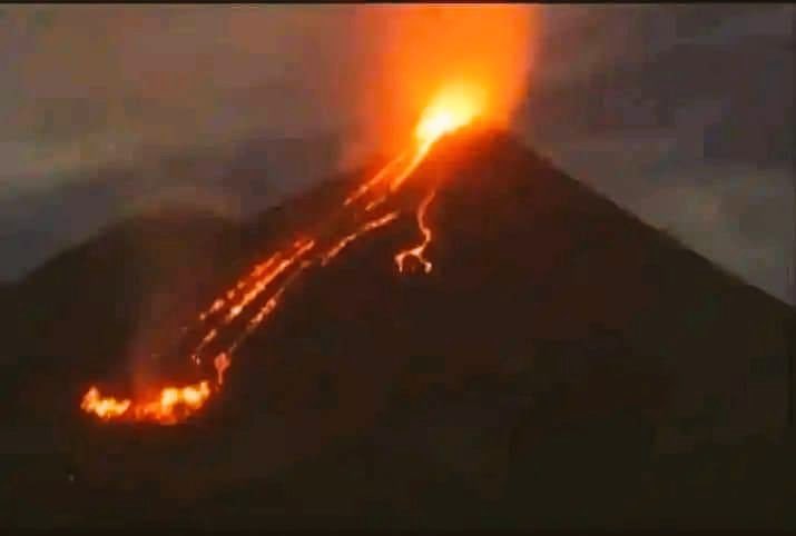 pn7l7h's tweet photo. Mari kita doakan untuk saudara kita di di flores yang sedang kena musibah karena erupsinya gunung lewotobi dini hari tadi🙏😢 https://t.co/eVG8enl4wL