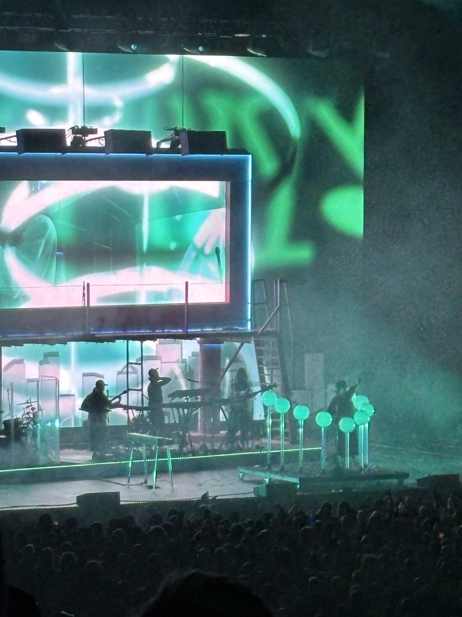 snappingturtl3s's tweet photo. some bad quality pictures from porter at climate pledge last night 😭 I could not tell you the last time I was this happy

finally seeing porter live healed a part of me https://t.co/1cE12gUeyU