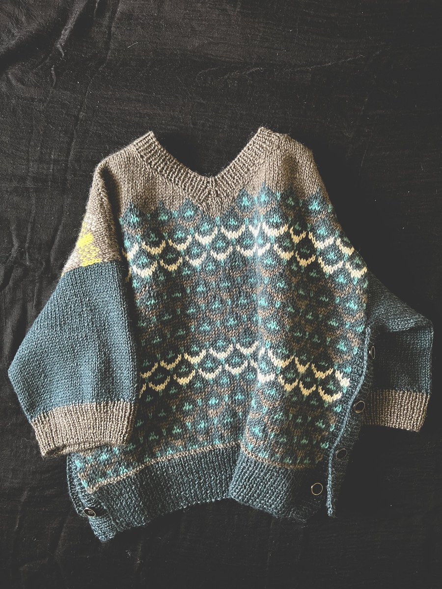 明日発売「毛糸だま 冬号 vol.204」日本ヴォーグ社
p19にご掲載いただいた編み込み模様のVネックプル⛷️スキー毛糸 スキークレア使用。
編み込み模様2種。前後どちらにしても着られる2way
欲張り仕様となっております！ぜひご覧ください。
#毛糸だま
#毛糸だま204
#skiyarn
#yohnKa 
#ヨゥンカ