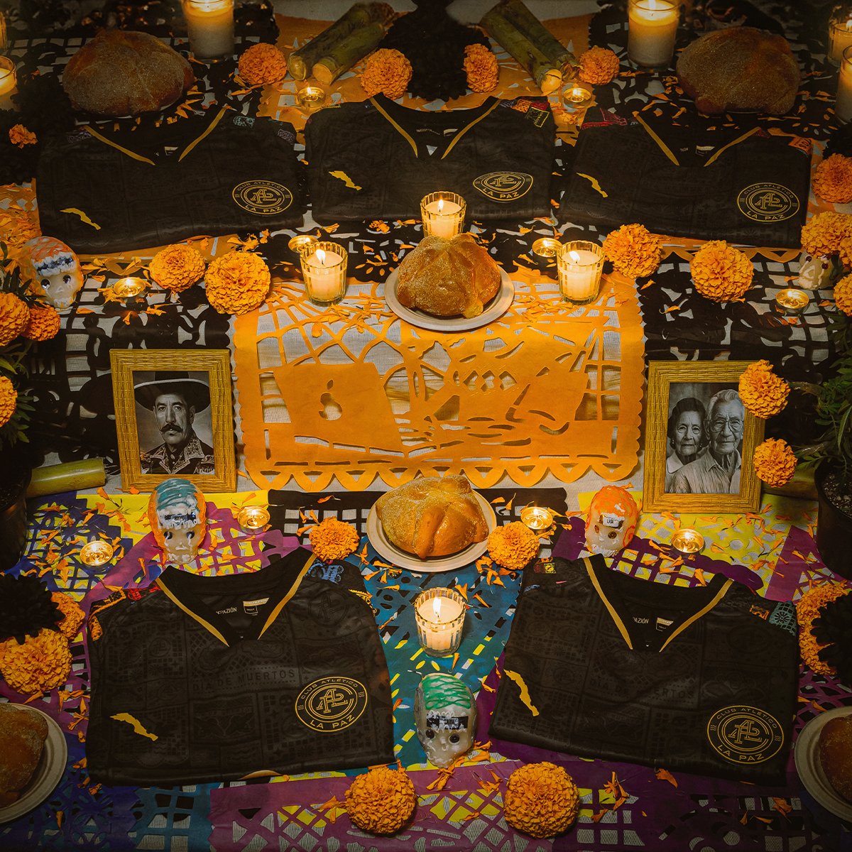 atleticolapaz's tweet photo. Inspirado en el arte del papel picado, elemento que simboliza el viento en los tradicionales altares de Día de Muertos.
 
Cada detalle y color de este diseño reflejan el espíritu vibrante de esta arraigada festividad en la que honramos a nuestros seres queridos.

#SomosPAZion https://t.co/wyWnVLw1go