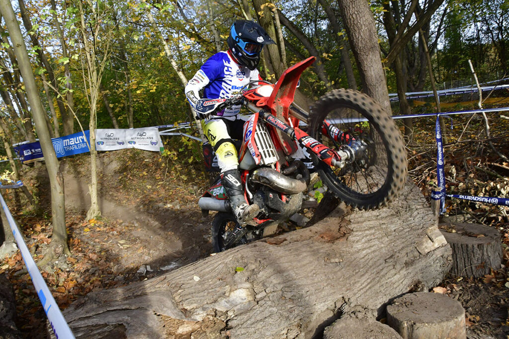 Coup d’éclat du week-end #37
Jérémy Hauquier, Paolo Maschio, Léopold Magnien, Mathéo Gerat, Danny Sieja, Maxime Miet, Grégory Deleu, Dominique Mieuzet, Félix Faure, Sébastien Antony, Keveen Rochereau, Pablo Violet, Axel Dutrie, ...
➡️urls.fr/owrA25
#ffmoto