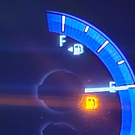 azan_ms's tweet photo. Detik2 saspen masa drive balik KL malam tadi. Dalam 50km sebelum RnR Pagoh, compare dgn range kat dashboard, petrol ada extra 2km patutnya. Sekali value range tu 0 dulu sebelum sampai RnR, cuak jugak jadinya. https://t.co/vrhl8xQstr