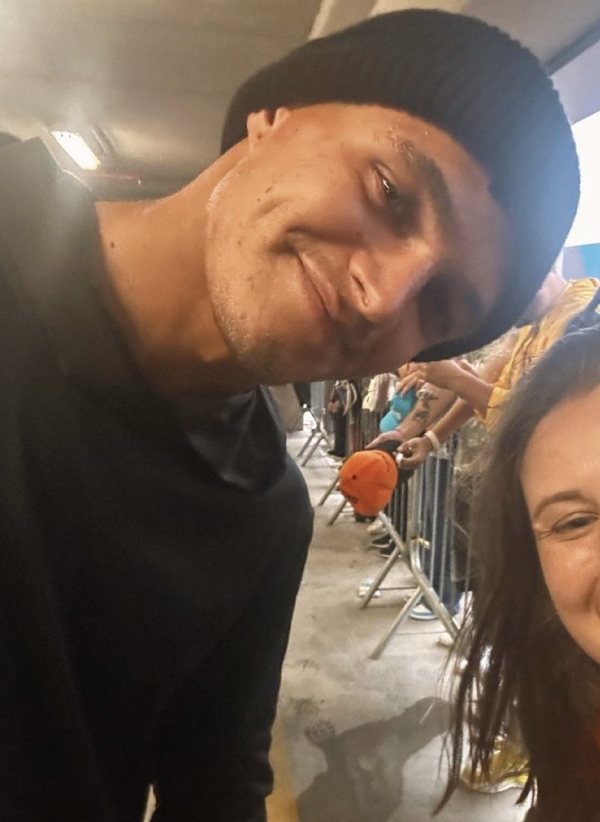 lovinorris's tweet image. this is the only driver who took the time to sign stuff for fans. that should says enough