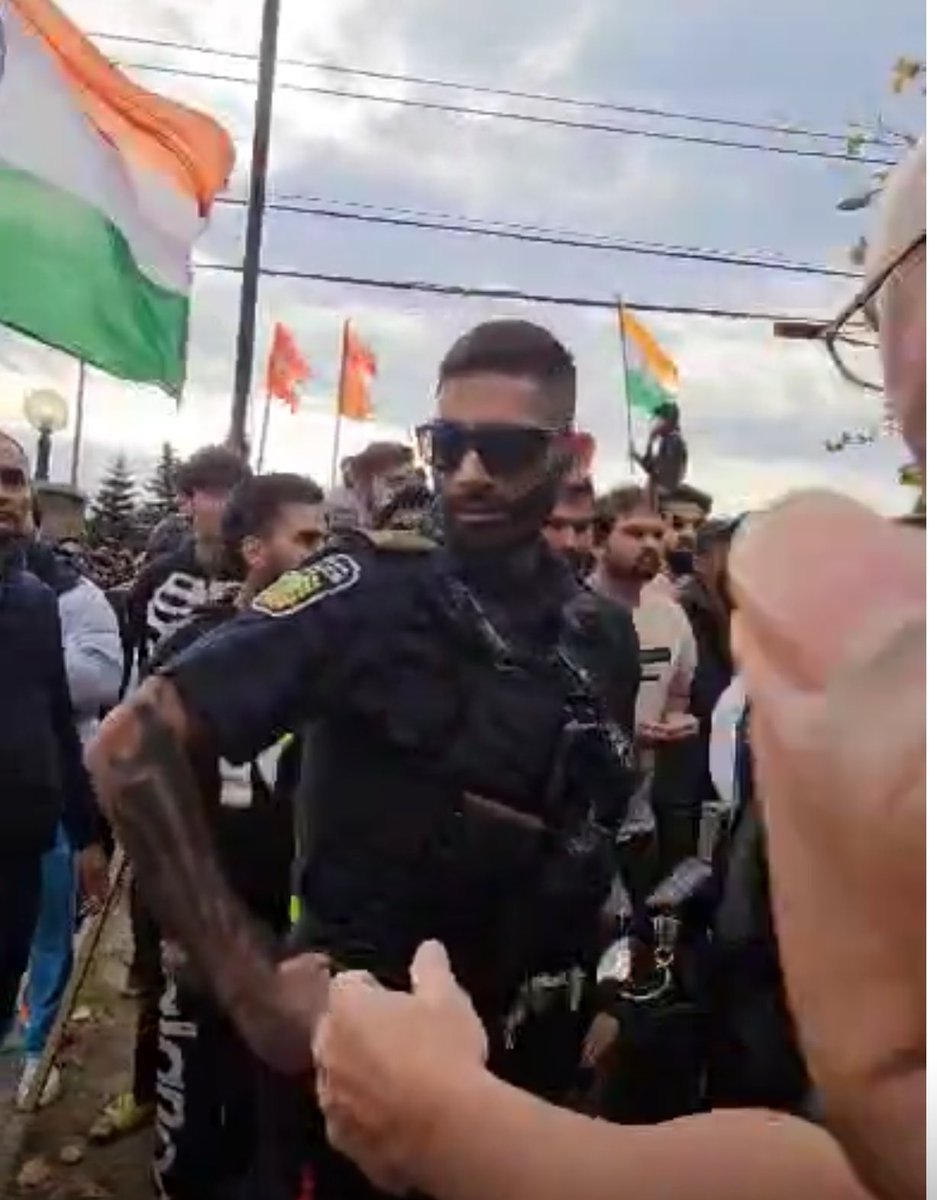 These two rcmp officers attacked canadian hindus inside their place of worship in surrey when right infront of them khalistanis were glorifying terrorism and murder of indira gandhi and in open. Rcmp is in the pocket Khalistani lobby in canada. #HinduSabhaTemple #surreytemple