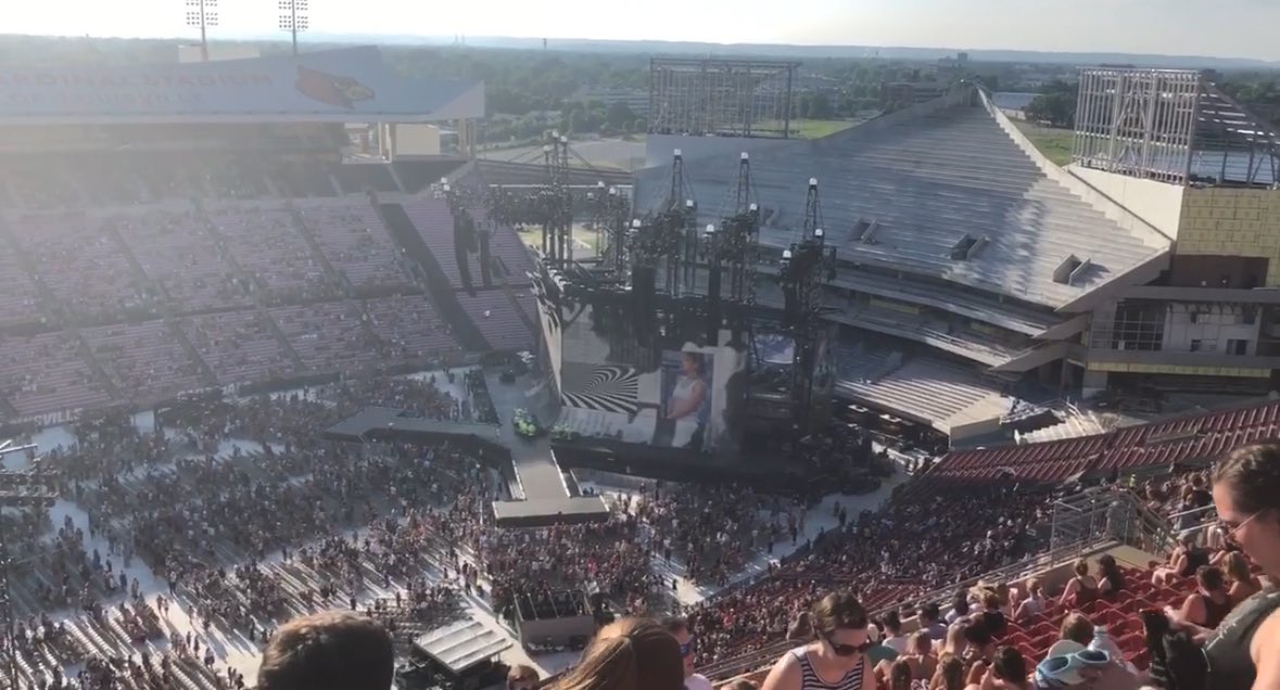 CackleSwift's tweet photo. Taylor Nation lurks so hard that during rep I went from the view in the first picture, to the view in the second picture https://t.co/I4LtHa4J5q